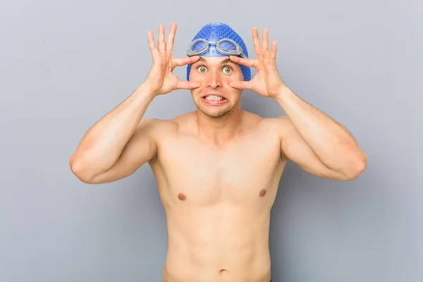 Joven Nadador Profesional Manteniendo Los Ojos Abiertos Para Encontrar Una — Foto de Stock