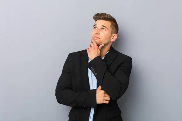 Joven Hombre Caucásico Guapo Mirando Lado Con Expresión Dudosa Escéptica —  Fotos de Stock