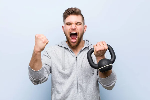 Junger Kaukasischer Sportler Der Eine Hantel Der Hand Hält Und — Stockfoto