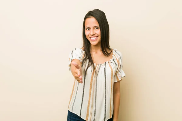 Jeune Femme Hispanique Tendre Main Caméra Dans Geste Salutation — Photo