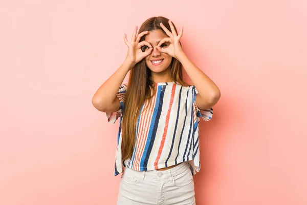 Giovane Donna Magra Mostrando Segno Sopra Gli Occhi — Foto Stock