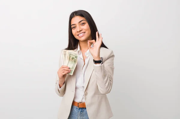 Genç Arap Kadını Elinde Dolarlarla Neşeli Kendinden Emin Bir Şekilde — Stok fotoğraf
