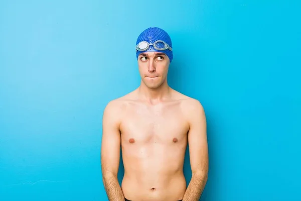 Junger Schwimmer Verwirrt Fühlt Sich Zweifelhaft Und Unsicher — Stockfoto