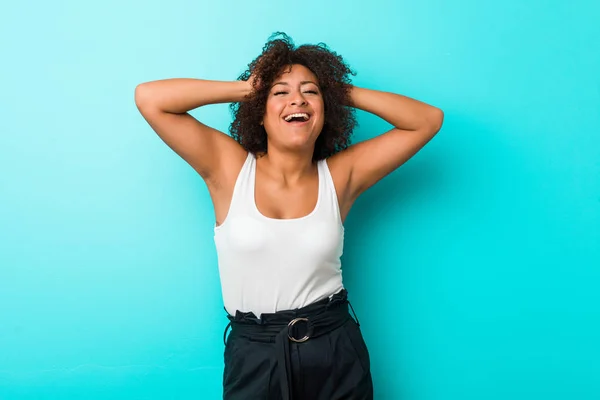 Jonge Afro Amerikaanse Vrouw Lacht Vreugdevol Handen Het Hoofd Houden — Stockfoto