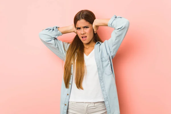 Jeune Femme Mince Couvrant Les Oreilles Avec Les Mains Essayant — Photo