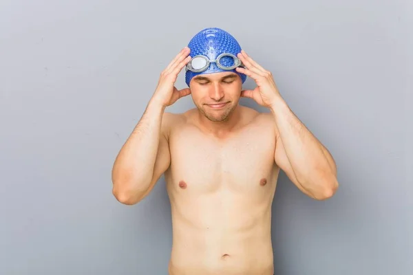 Mladý Profesionální Plavec Muž Dotýká Spánků Mají Bolesti Hlavy — Stock fotografie