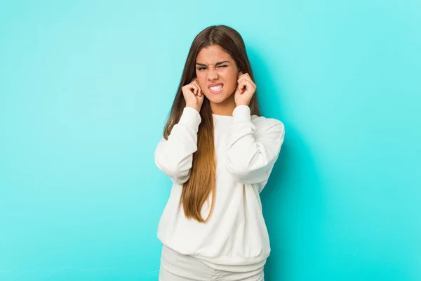 Jonge Slanke Vrouw Bedekt Oren Met Handen — Stockfoto