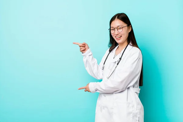 Joven Mujer Médica China Emocionada Señalando Con Los Dedos Índice —  Fotos de Stock