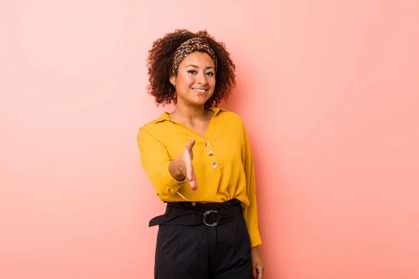 Joven Mujer Afroamericana Sobre Fondo Rosa Estirando Mano Cámara Gesto — Foto de Stock