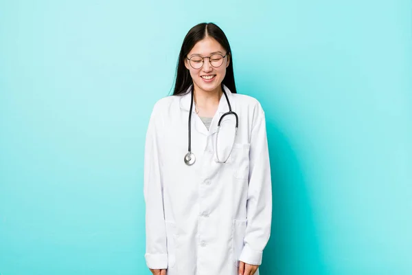 Mladý Čínský Lékař Žena Směje Zavírá Oči Cítí Uvolněný Šťastný — Stock fotografie