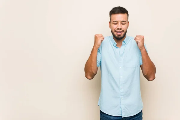 Jonge Zuid Aziatische Man Die Vuist Opvoedt Zich Gelukkig Succesvol — Stockfoto