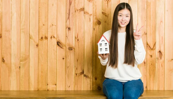Jovem Mulher Asiática Segurando Ícone Casa Mostrando Número Dois Com — Fotografia de Stock