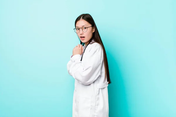Молода Жінка Гірський Лікар Боїться Боїться — стокове фото
