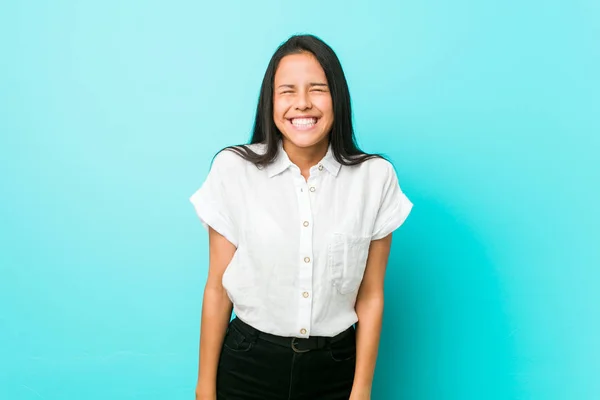 Ung Latinamerikansk Cool Kvinna Mot Blå Vägg Skrattar Och Blundar — Stockfoto