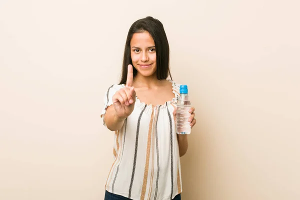 Junge Hispanische Frau Mit Einer Wasserflasche Die Die Nummer Eins — Stockfoto