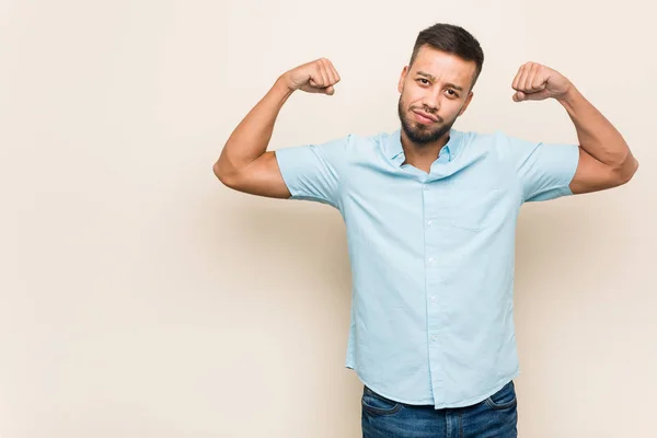 Joven Hombre Sudasiático Mostrando Gesto Fuerza Con Los Brazos Símbolo —  Fotos de Stock