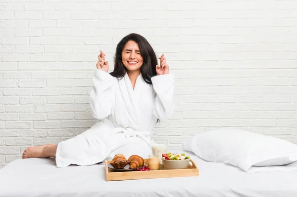 Jonge Bochtige Vrouw Het Nemen Van Een Ontbijt Het Bed — Stockfoto