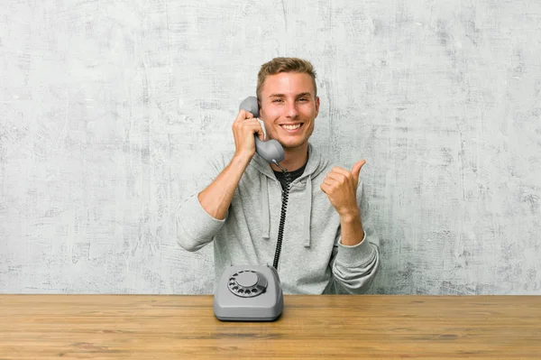 Jovem Falando Telefone Vintage Levantando Dois Polegares Sorrindo Confiante — Fotografia de Stock