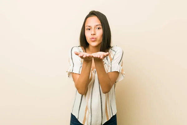 Joven Mujer Hispana Doblando Labios Sosteniendo Palmas Para Enviar Beso —  Fotos de Stock