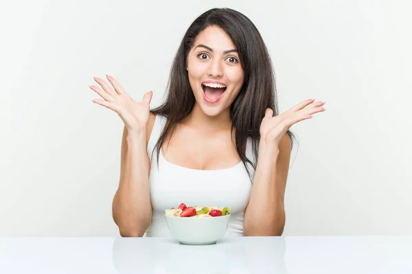 Jonge Spaanse Vrouw Eet Een Fruitschaal Vieren Van Een Overwinning — Stockfoto