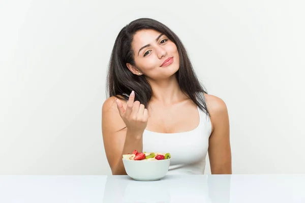 Jonge Spaanse Vrouw Eet Een Fruitschaal Wijzend Met Vinger Naar — Stockfoto