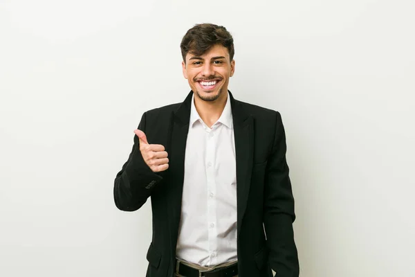 若いビジネスヒスパニック男笑顔と親指を上げる — ストック写真