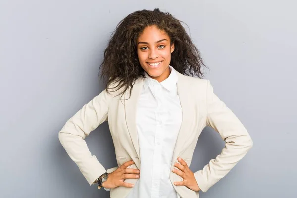 Joven Mujer Negocios Afroamericana Confiada Mantener Las Manos Las Caderas — Foto de Stock