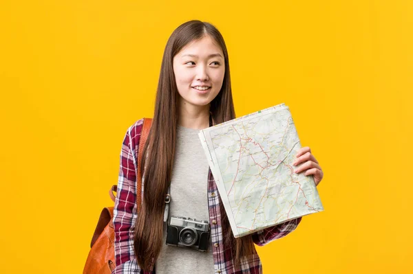 Jonge Aziatische Vrouw Met Een Kaart Glimlachend Zelfverzekerd Met Gekruiste — Stockfoto