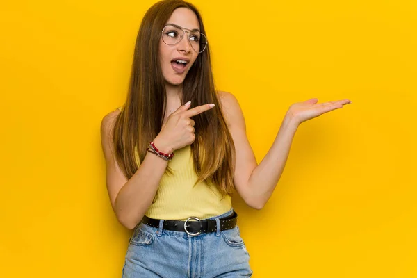 Joven Pelirroja Pelirroja Con Pecosa Excitada Sosteniendo Espacio Copia Palma — Foto de Stock