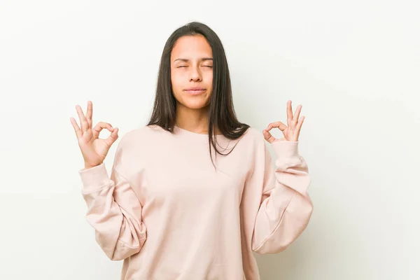 Giovane Donna Adolescente Ispanico Carino Rilassa Dopo Dura Giornata Lavoro — Foto Stock