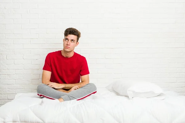 Yataktaki Genç Adam Tekrarlanan Bir Görevden Bıktı — Stok fotoğraf