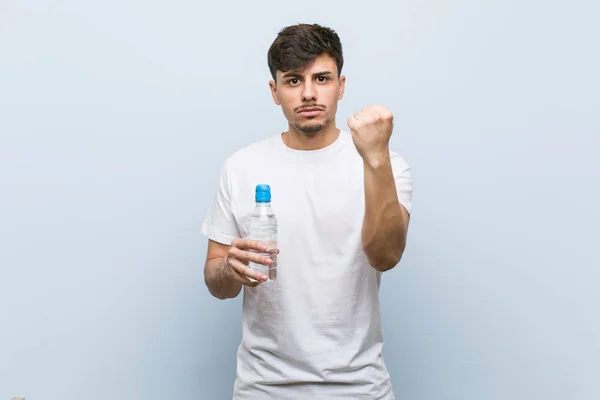 Jonge Spaanse Man Met Een Fles Water Met Vuist Voor — Stockfoto