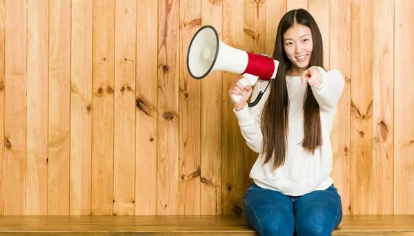 Jeune Femme Asiatique Tenant Mégaphone Sourires Joyeux Pointant Vers Avant — Photo