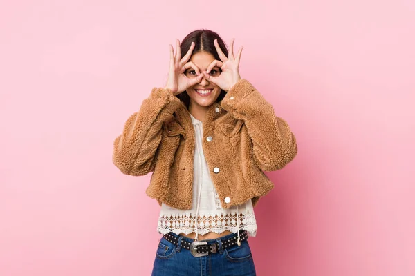 Joven Linda Mujer Mostrando Bien Signo Sobre Los Ojos — Foto de Stock