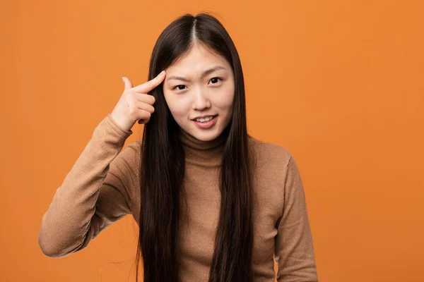 Genç Güzel Çinli Kadın Işaret Parmağıyla Hayal Kırıklığı Jesti Yapıyor — Stok fotoğraf