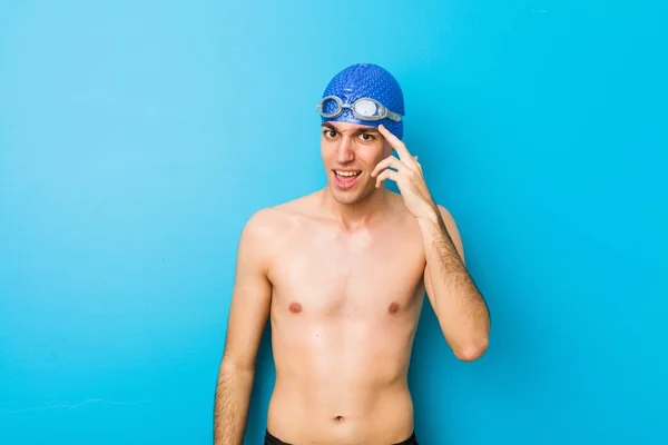 Junger Schwimmer Zeigt Enttäuschende Geste Mit Zeigefinger — Stockfoto