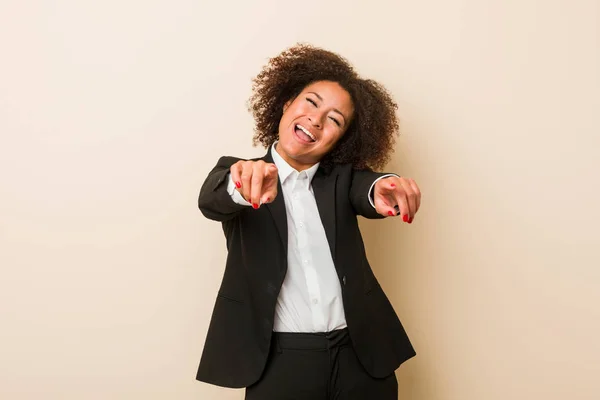사업가 아프리카 미국인 여성은 가리키며 미소를 짓는다 — 스톡 사진