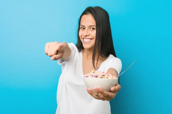 Young Hispanic Woman Holding Sugar Cereal Bowl Cheerful Smiles Pointing — 图库照片