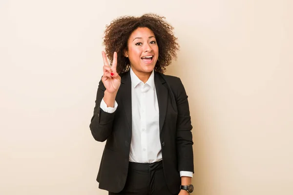 Joven Mujer Afroamericana Negocios Mostrando Signo Victoria Sonriendo Ampliamente — Foto de Stock