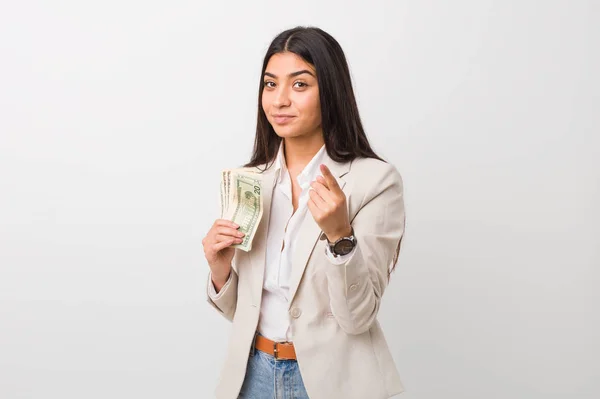 Νεαρή Αράβισσα Επιχειρηματίας Που Κρατάει Δολάρια Δείχνοντας Δάχτυλο Σαν Προσκαλεί — Φωτογραφία Αρχείου