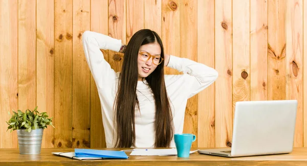 Mujer Joven China Estudiando Escritorio Estirando Los Brazos Posición Relajada —  Fotos de Stock