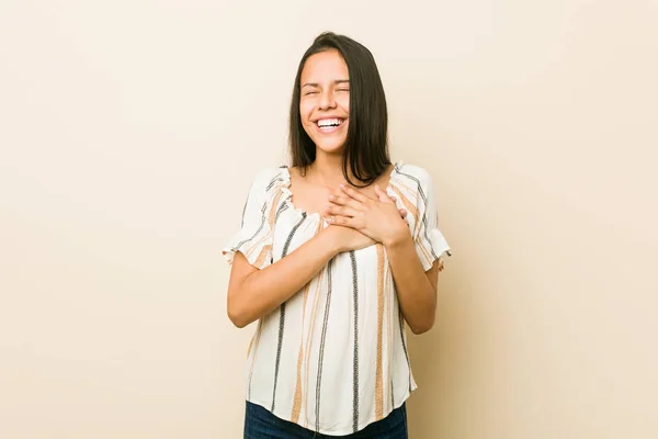 Ung Latinamerikansk Kvinna Skrattar Hålla Händerna Hjärtat Begreppet Lycka — Stockfoto