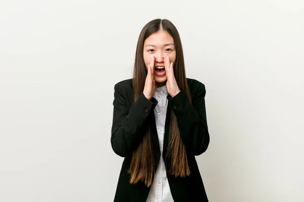 Genç Güzel Çinli Kadını Heyecanla Bağırıyor — Stok fotoğraf