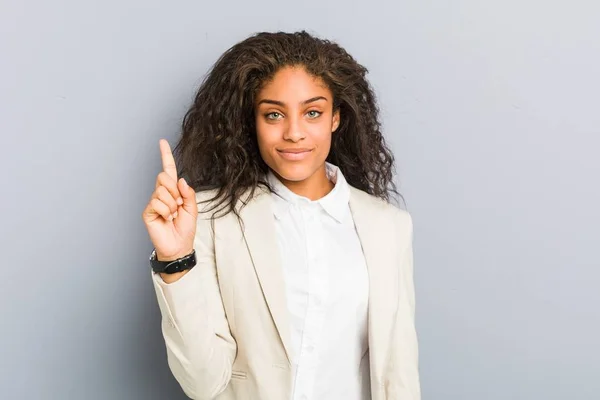 Jong Afrikaans Amerikaans Zakenvrouw Tonen Nummer Een Met Vinger — Stockfoto