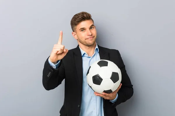 Młody Trener Piłki Nożnej Pokazuje Numer Jeden Palcem — Zdjęcie stockowe