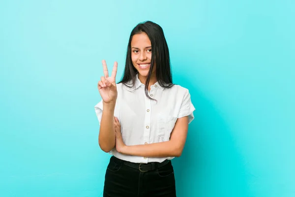 Jovem Hispânico Mulher Legal Contra Uma Parede Azul Mostrando Número — Fotografia de Stock