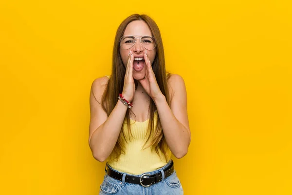 Joven Pelirroja Pelirroja Con Gritos Imprudentes Emocionada Frente —  Fotos de Stock