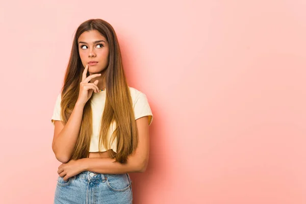 Giovane Donna Magra Guardando Lateralmente Con Espressione Dubbia Scettica — Foto Stock