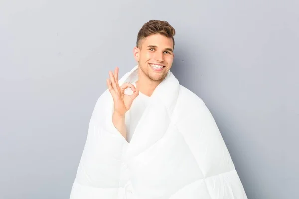 Young Man Holding Nordic Duvet Cheerful Confident Showing Gesture — Stock Photo, Image