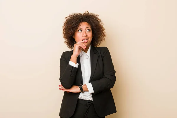 Jonge Afro Amerikaanse Zakenvrouw Ontspannen Denken Iets Zoek Naar Een — Stockfoto